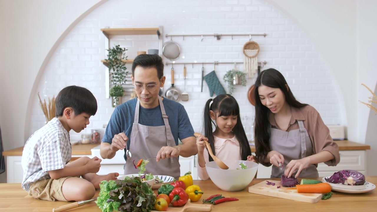 詳情圖-亞洲家庭在廚房做飯