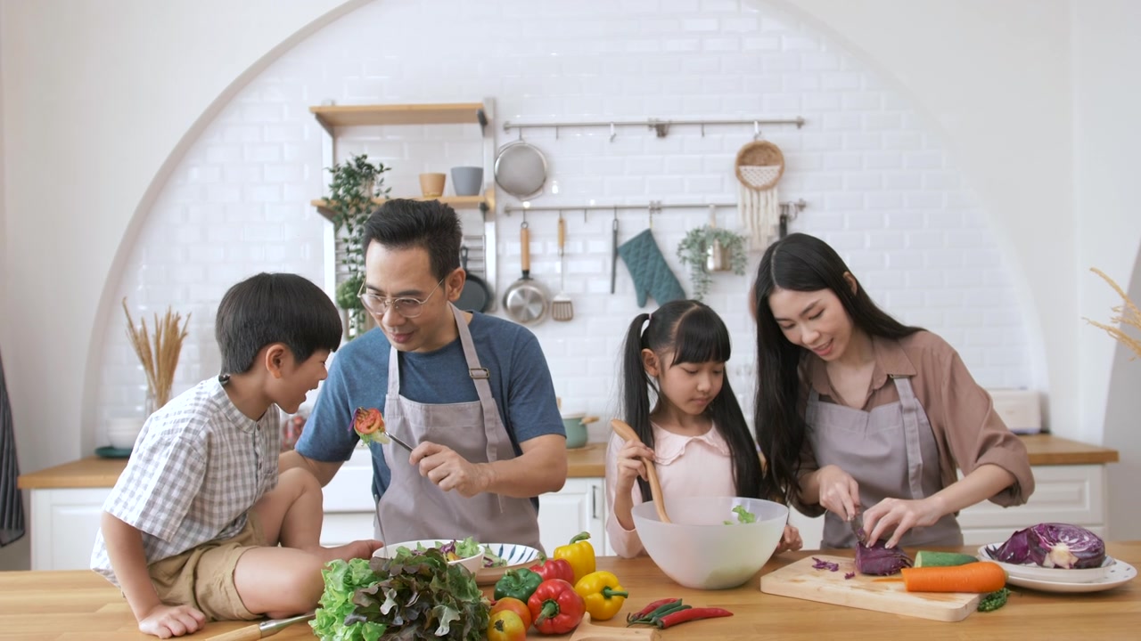 詳情圖-亞洲家庭在廚房做飯
