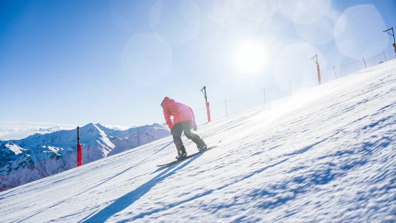 詳情圖-滑雪板運(yùn)動(dòng)員在滑雪道上滑行，在轉(zhuǎn)彎時(shí)噴著雪，背景是山脈
