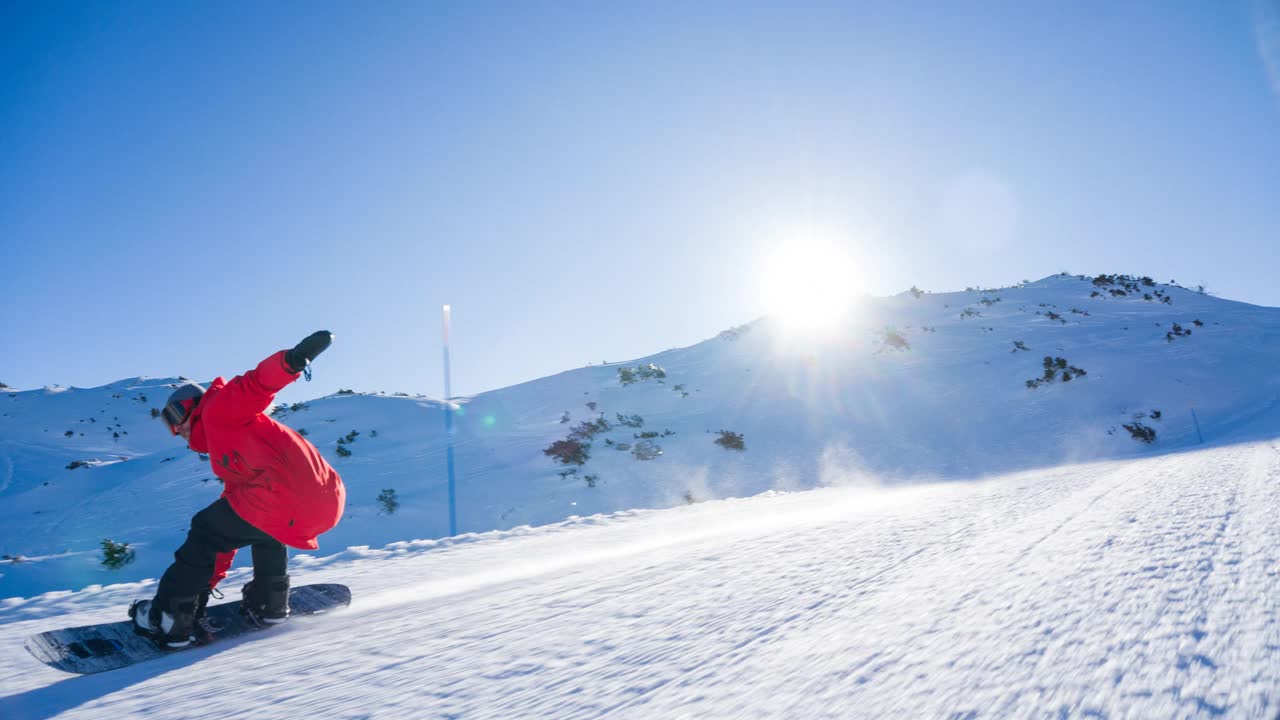 在一个完美的阳光灿烂的冬日，滑雪者在田园诗般的滑雪胜地滑雪道上滑行