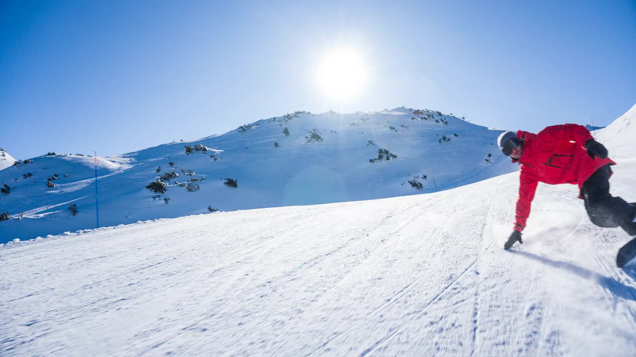 在滑雪坡道上滑雪的人
