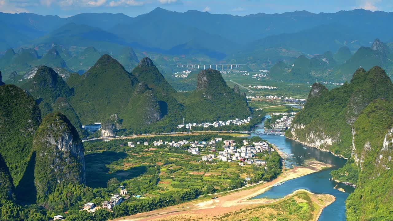 漓江第一湾-雄伟的喀斯特地貌峰林