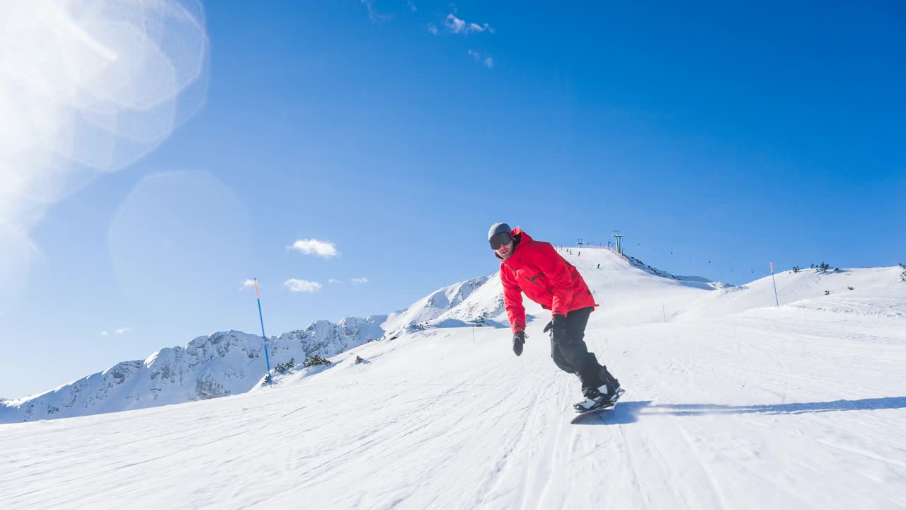 滑雪運動員在滑雪坡道上滑行，做跳躍和旋轉(zhuǎn)動作
