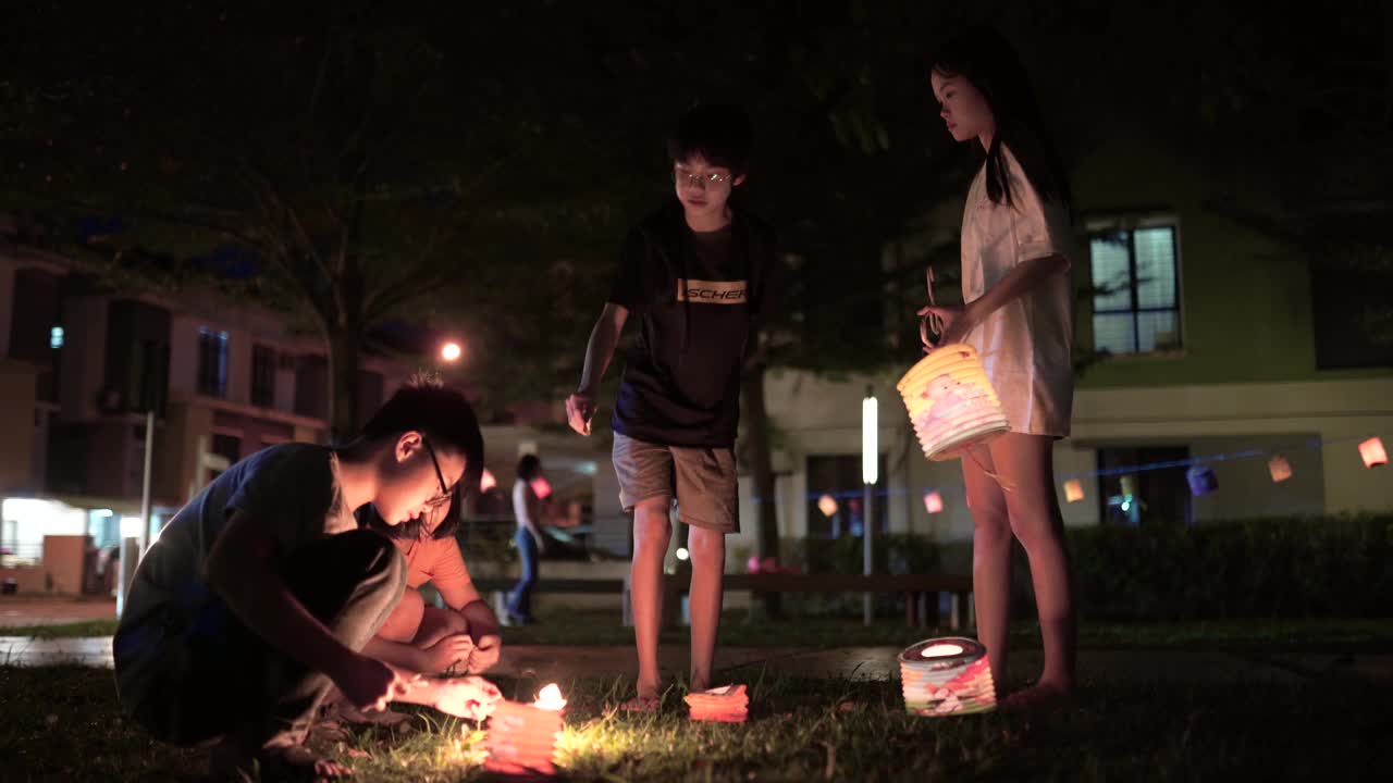 亚洲华人青少年用纸灯笼庆祝节。
