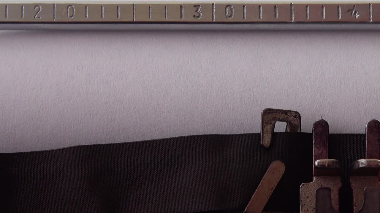 打字字母A B C D E F G H I J K L M N O P Q在复古打字机上。关闭了。
