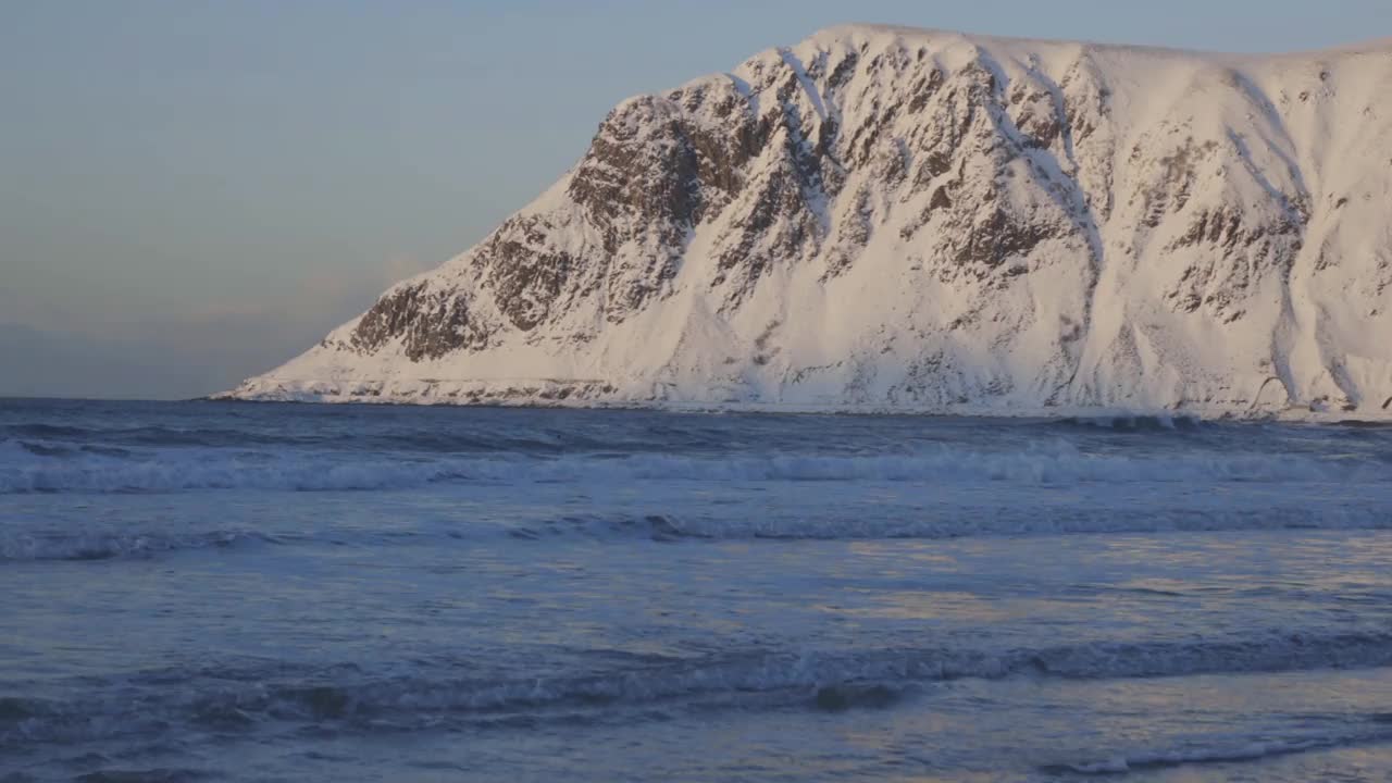 罗浮敦岛的Skagsanden海滩标志着冬季