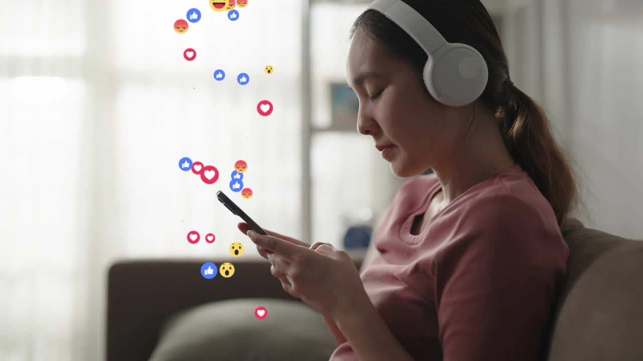 亚洲女人在社交媒体上使用智能手机