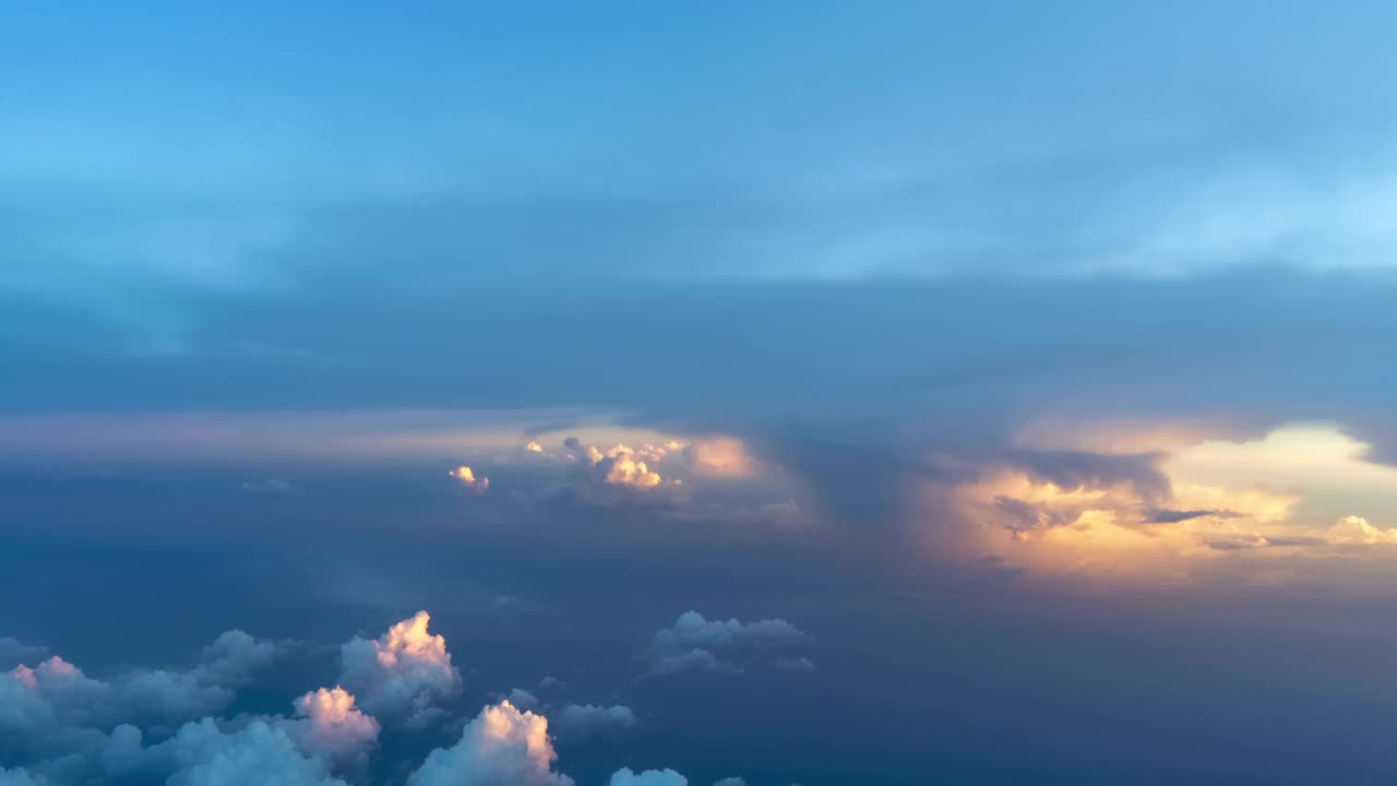 日落时在雷暴中飞行(驾驶舱POV拍摄)