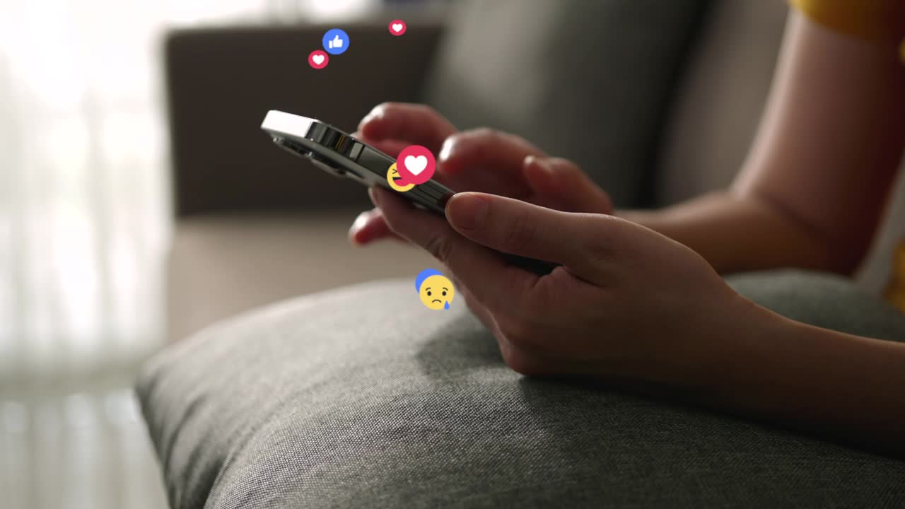 亚洲女人在社交媒体上使用智能手机