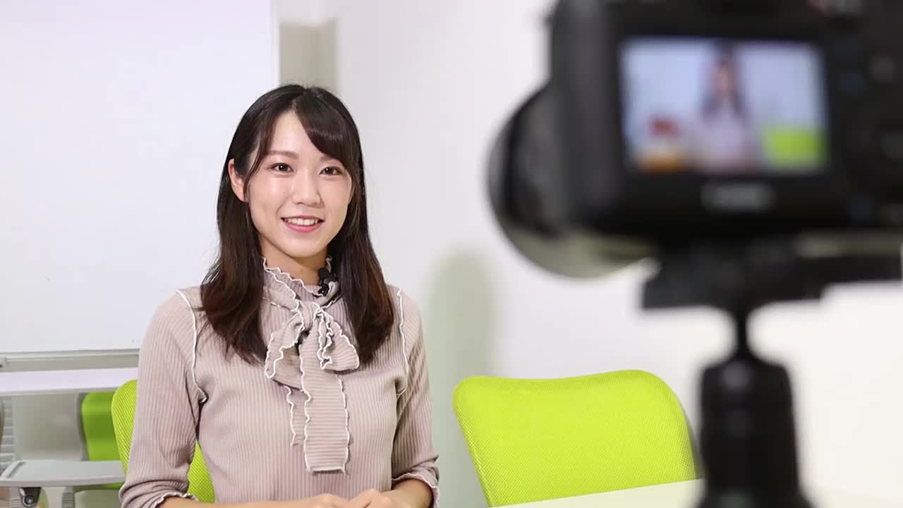 年轻女子的肖像直播