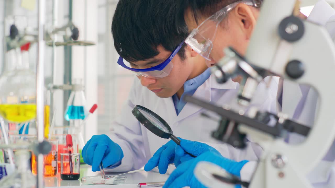 现代实验室两位科学家进行实验。