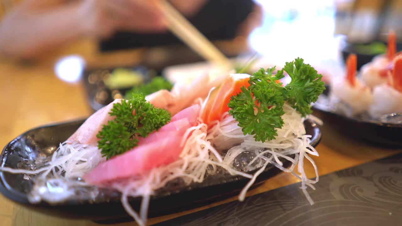 在日本餐厅吃日本菜的女人