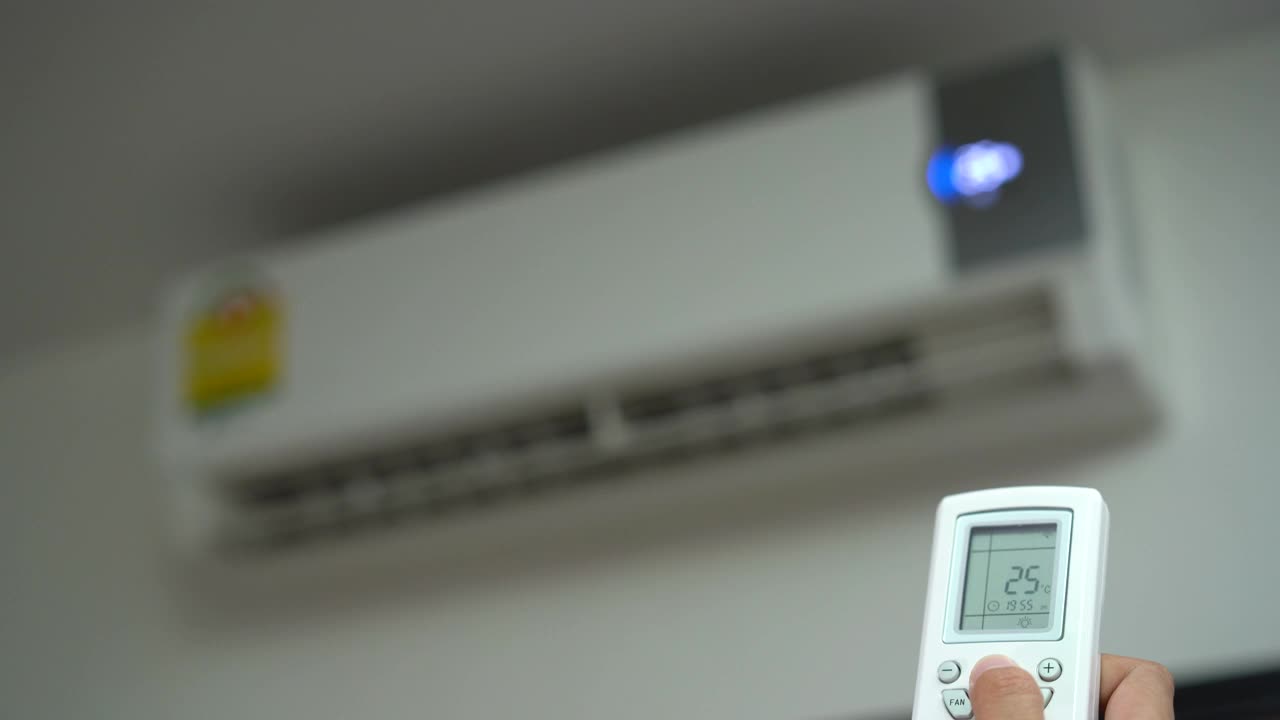 人手从遥控器上打开空调