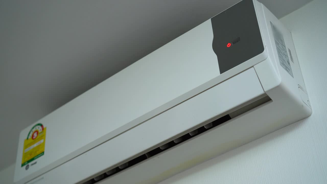 人手从遥控器上打开空调