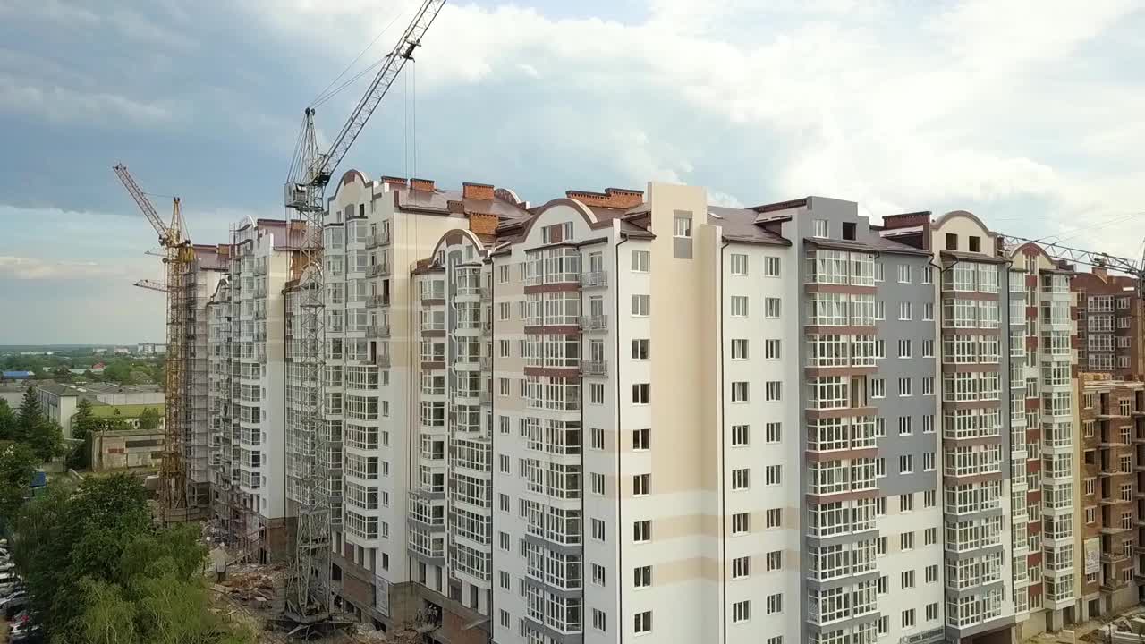城市中正在建设的高层住宅楼的鸟瞰图。