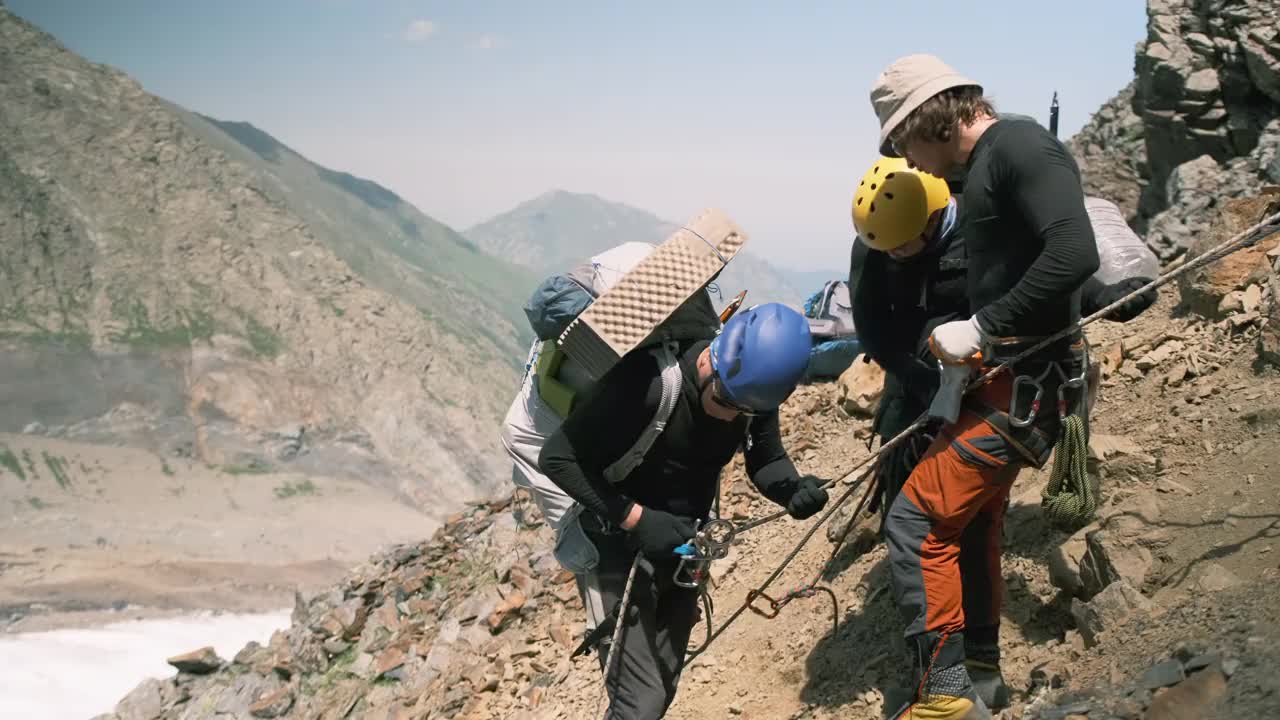 背着装备下山的登山者