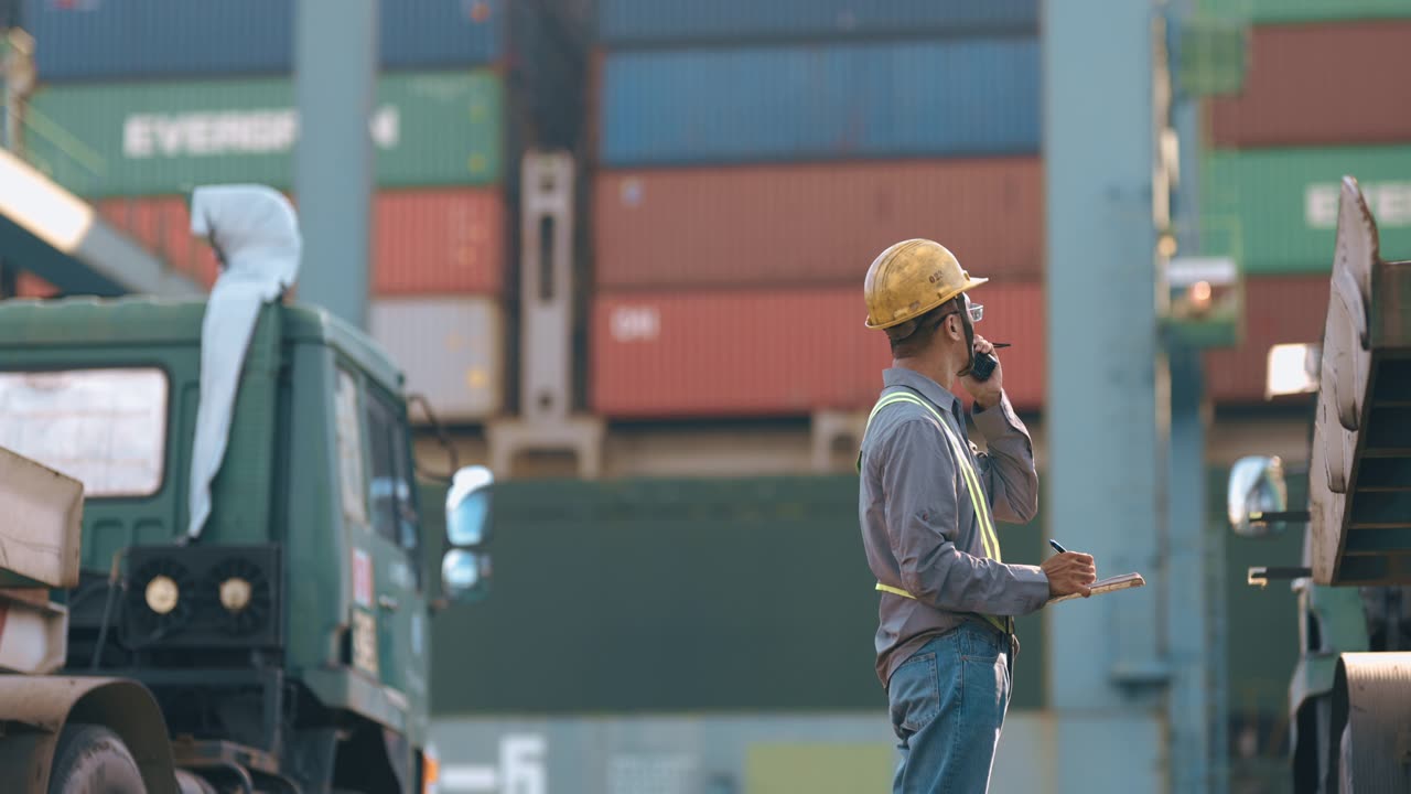 詳情圖-在港口工作的集裝箱碼頭工人