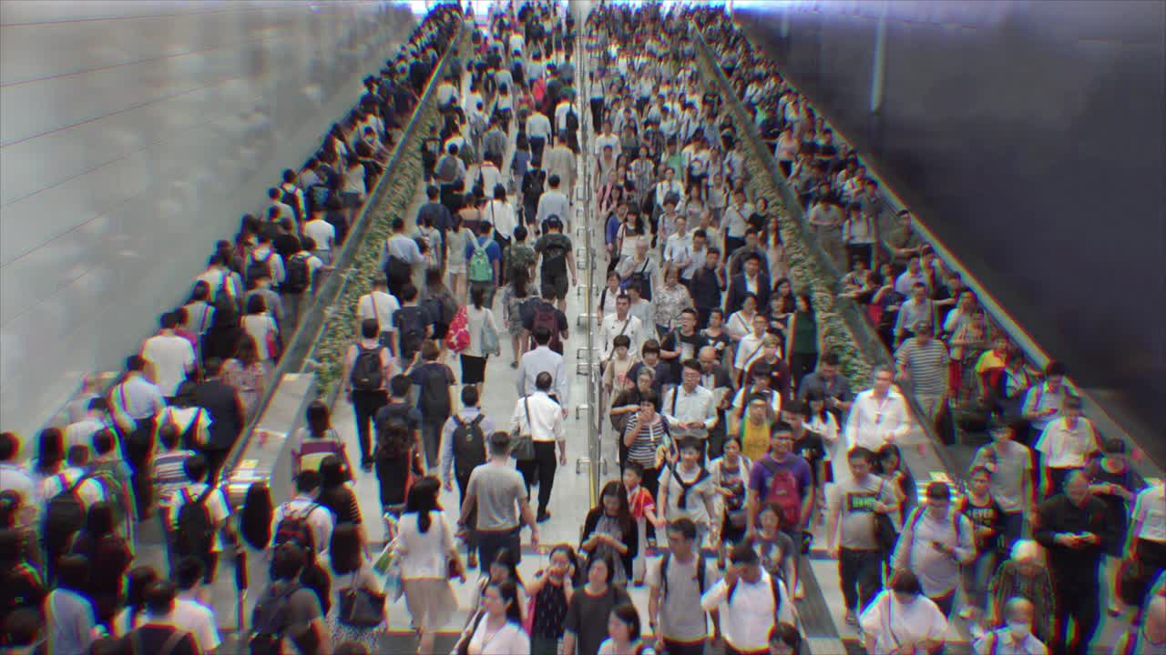 全球通信和连接技术与拥挤的通勤者