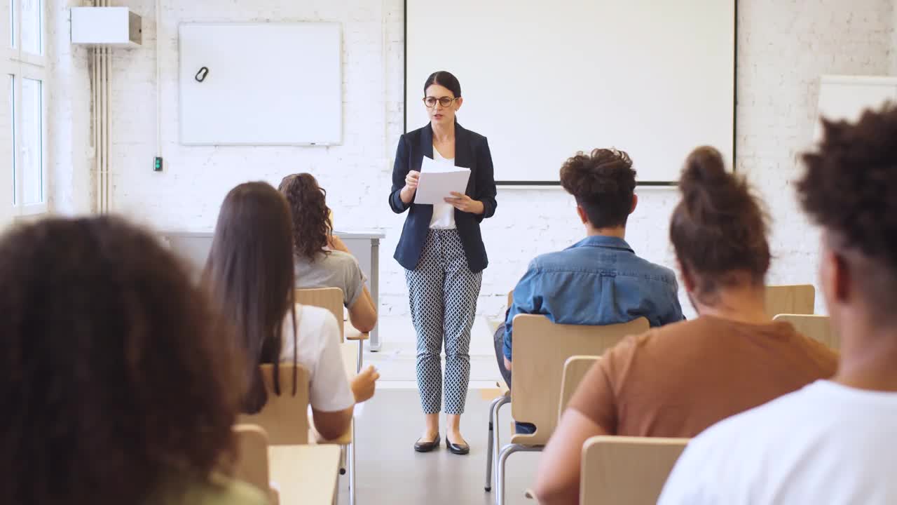 女老师给学生发试卷