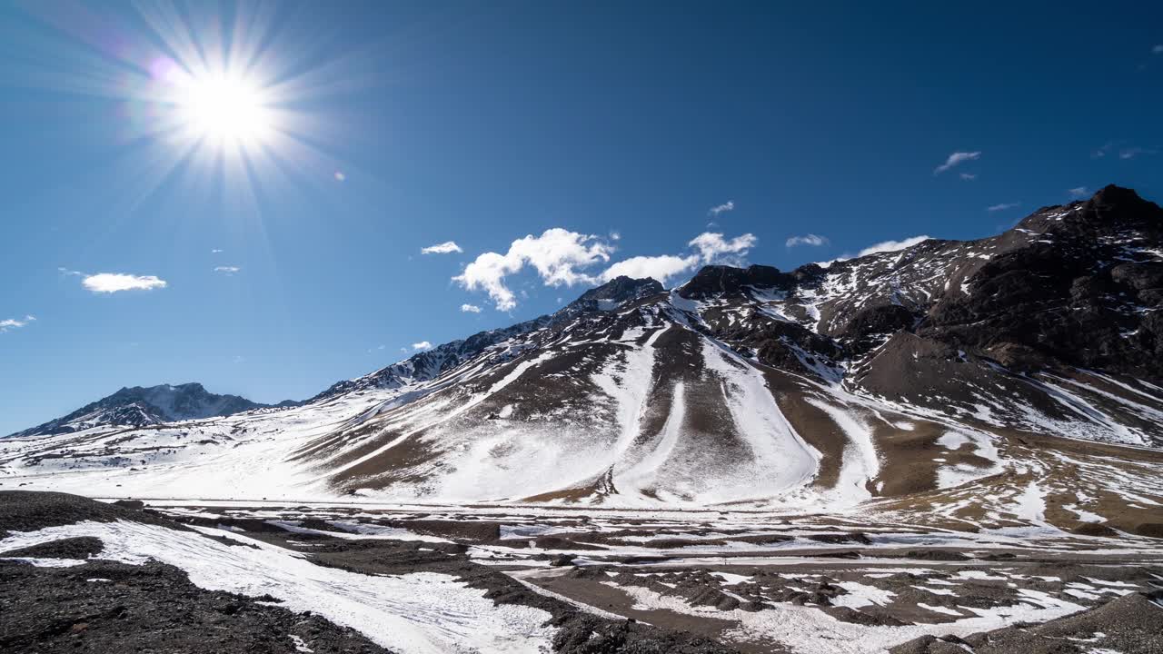 详情图-雪山上空云层的时间推移视频
