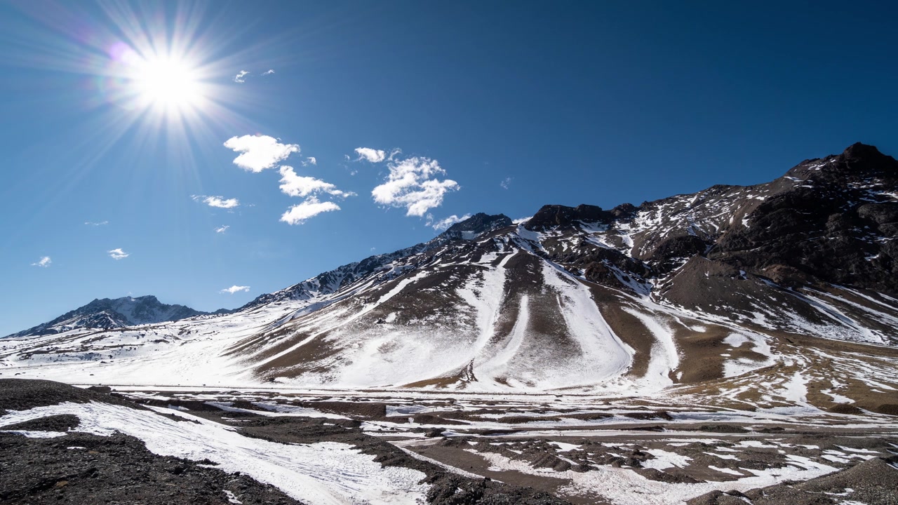 详情图-雪山上空云层的时间推移视频