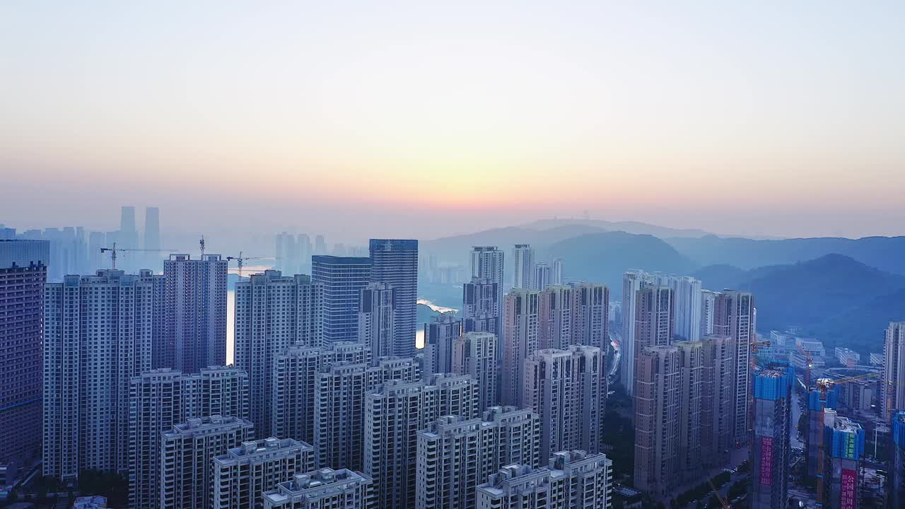 日出的现代城市的天际线