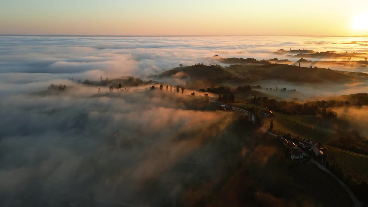 詳情圖-空中晨霧在黎明時漂浮在鄉(xiāng)村風景上