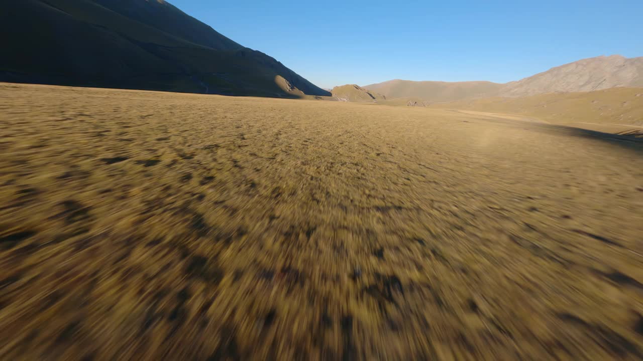 这些太阳照片是由一架低飞在地面上的四轴飞行器在山上拍摄的。速度非常快。激动人心的照片