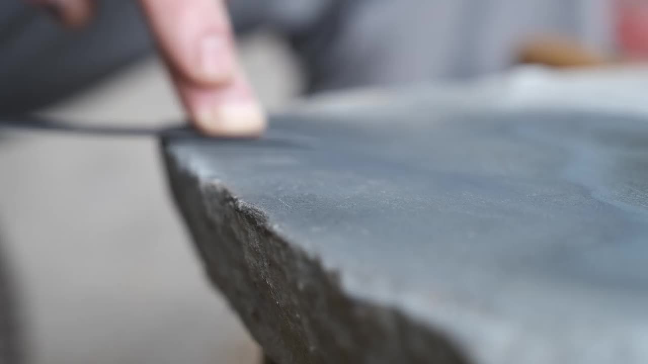 用手磨刀的人