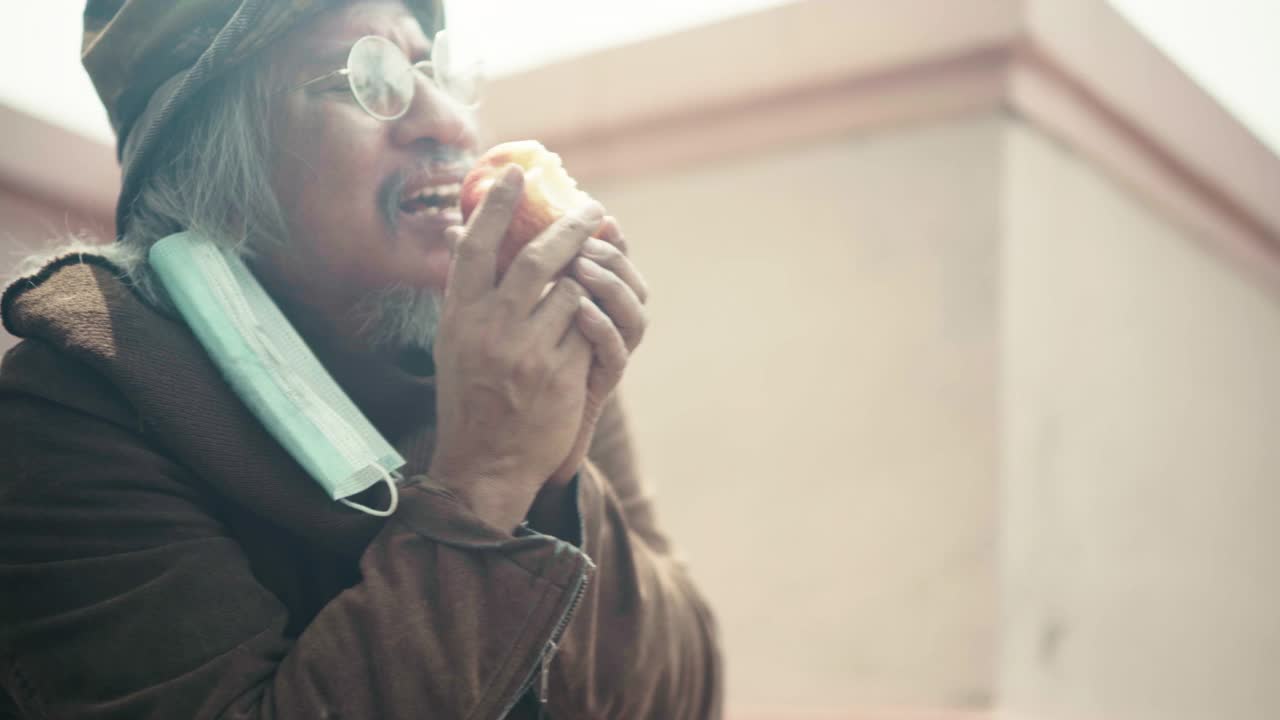 一个无家可归老人的幸福。