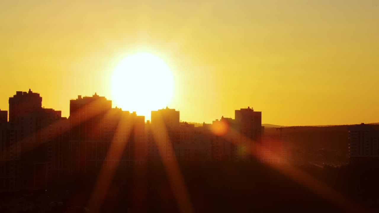 太阳在城市上空落下