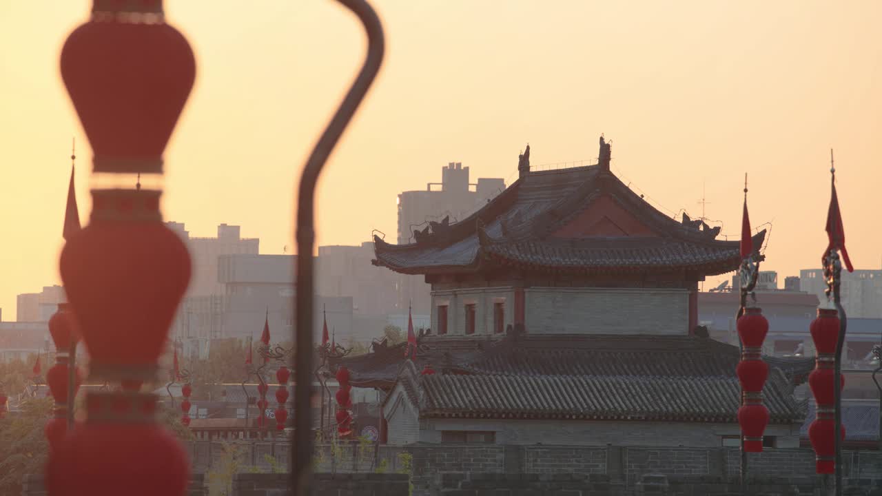 中国，陕西，西安，日落时古城墙上的龙旗和灯笼