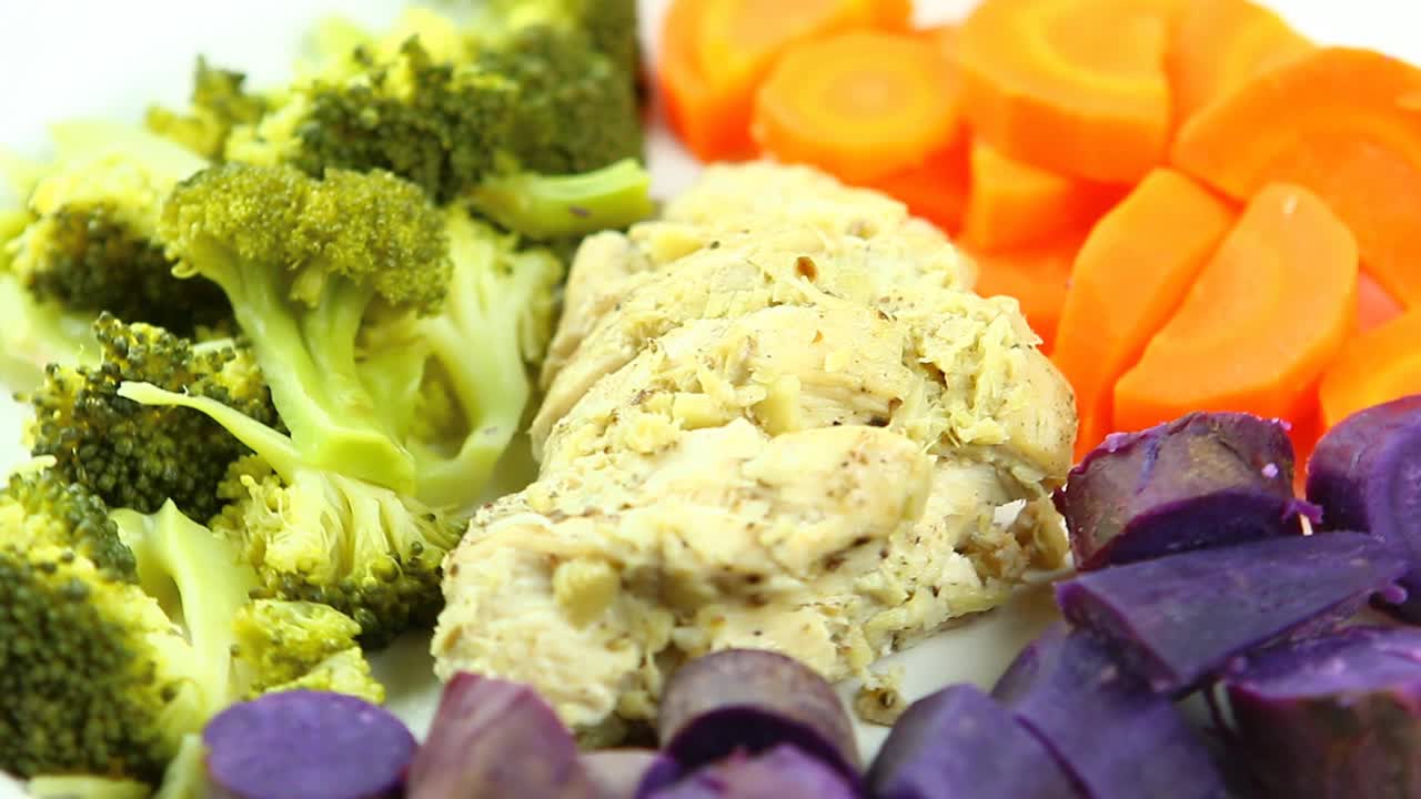 烤鸡胸肉配花椰菜、胡萝卜和紫薯