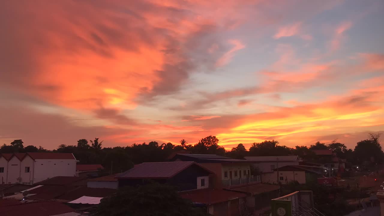 柬埔寨，Oddar Meanchey, O smach市场上的日落。傍晚引人注目的日落。