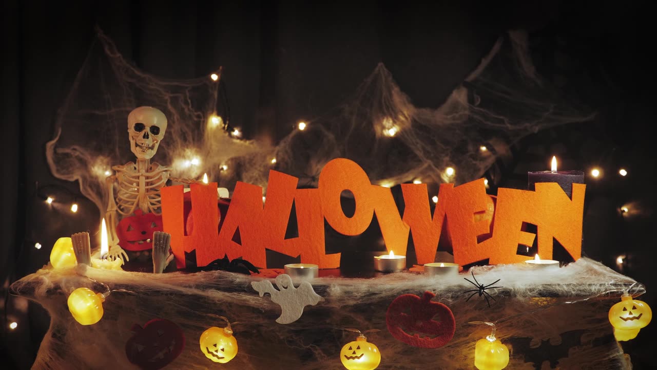 詳情圖-萬圣節(jié)的南瓜和裝飾品在晚上對抗可怕的黑暗墻壁與蜘蛛網(wǎng)。萬圣節(jié)的問候。慶祝萬圣節(jié)派對。南瓜臉、蜘蛛、蝙蝠和燈光下的骷髏