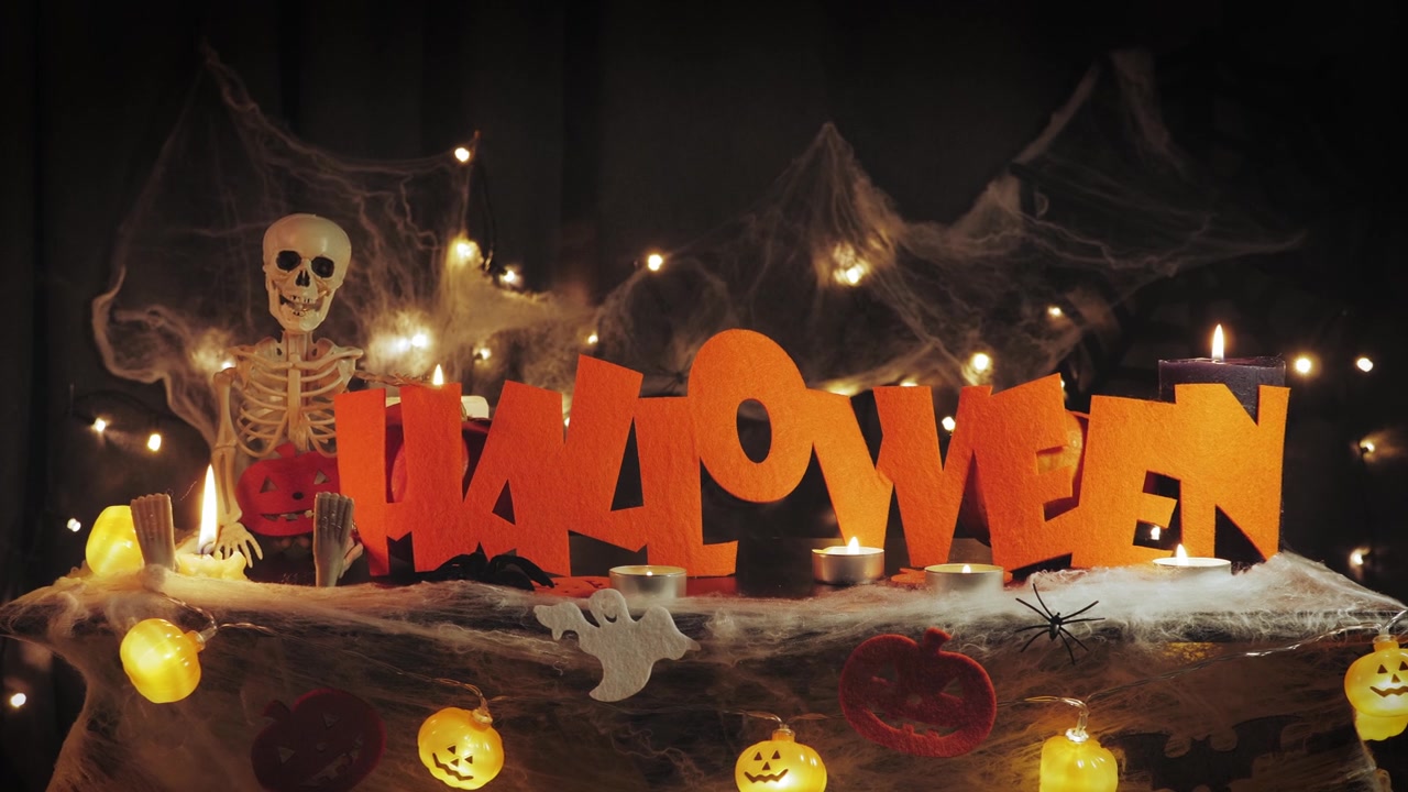 詳情圖-萬圣節(jié)的南瓜和裝飾品在晚上對抗可怕的黑暗墻壁與蜘蛛網(wǎng)。萬圣節(jié)的問候。慶祝萬圣節(jié)派對。南瓜臉、蜘蛛、蝙蝠和燈光下的骷髏