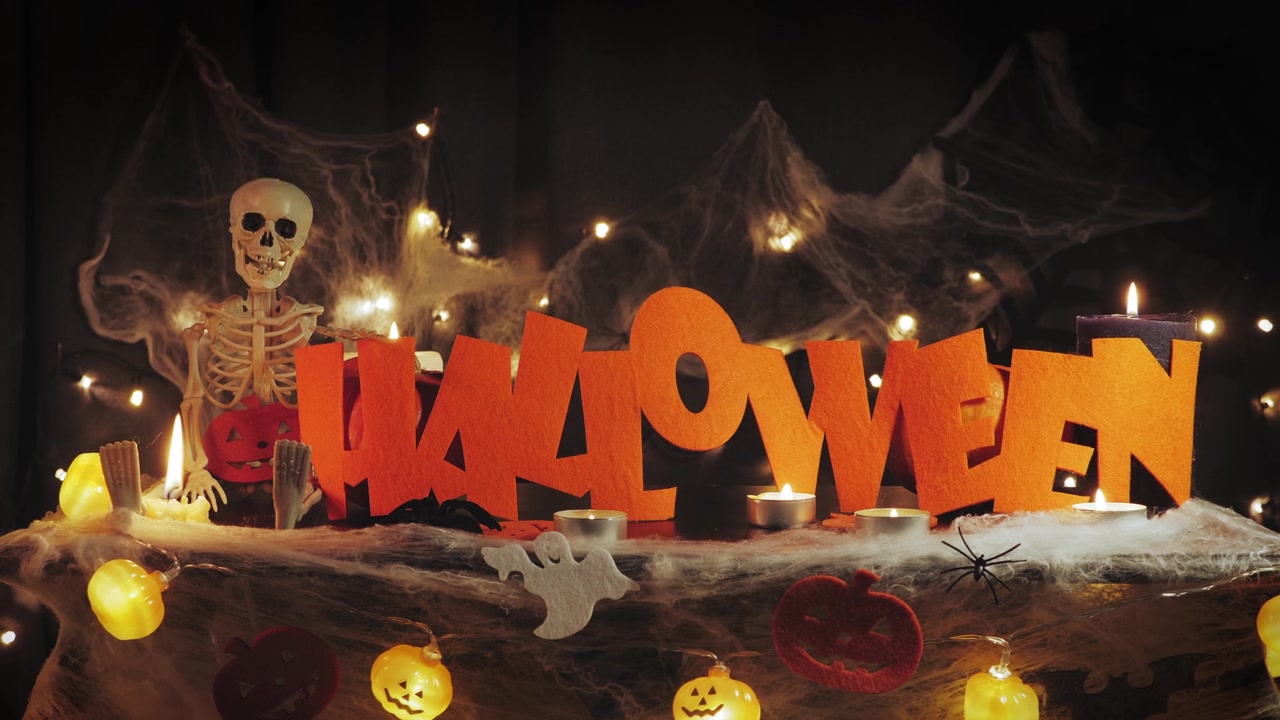 詳情圖-萬圣節(jié)的南瓜和裝飾品在晚上對抗可怕的黑暗墻壁與蜘蛛網(wǎng)。萬圣節(jié)的問候。慶祝萬圣節(jié)派對。南瓜臉、蜘蛛、蝙蝠和燈光下的骷髏