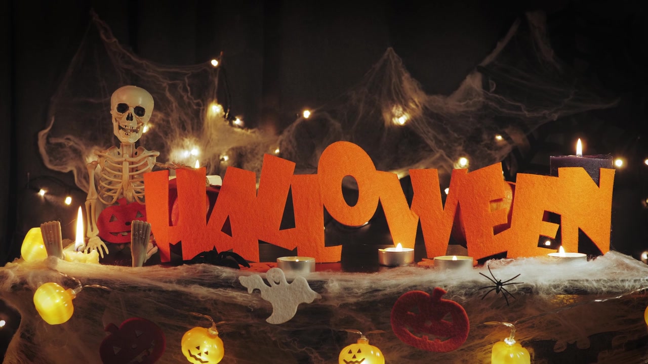 詳情圖-萬圣節(jié)的南瓜和裝飾品在晚上對抗可怕的黑暗墻壁與蜘蛛網(wǎng)。萬圣節(jié)的問候。慶祝萬圣節(jié)派對。南瓜臉、蜘蛛、蝙蝠和燈光下的骷髏