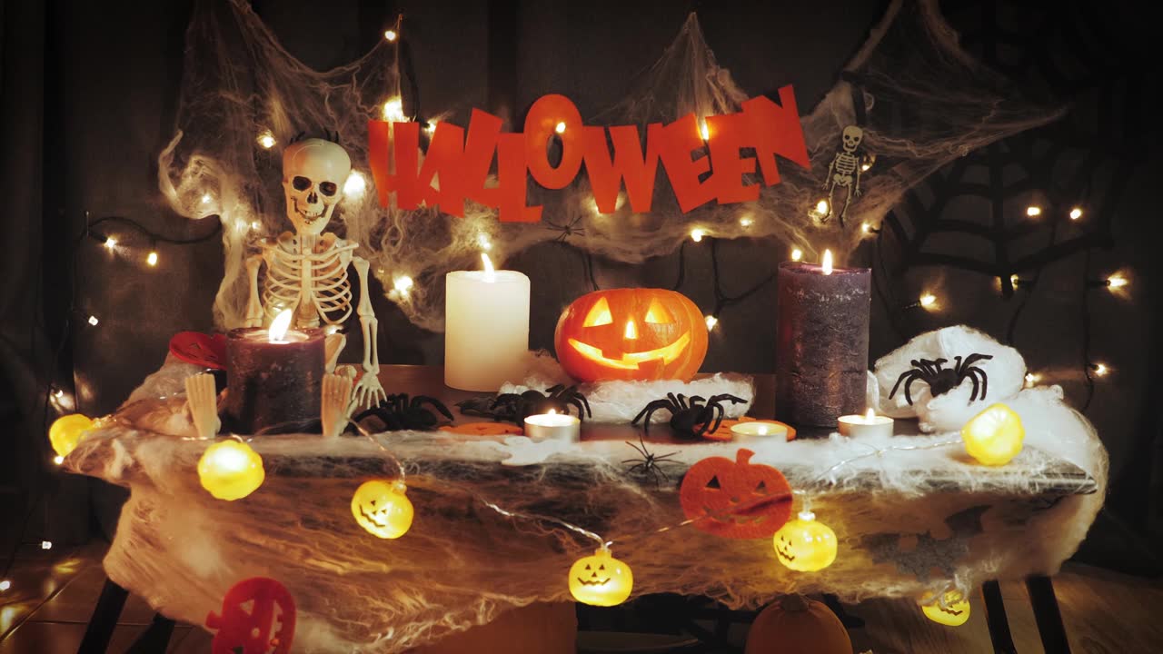 詳情圖-萬圣節(jié)的背景。慶祝萬圣節(jié)快樂。雕刻萬圣節(jié)南瓜燈的背景。萬圣節(jié)裝飾。傳統(tǒng)的萬圣節(jié)恐怖符號(hào)