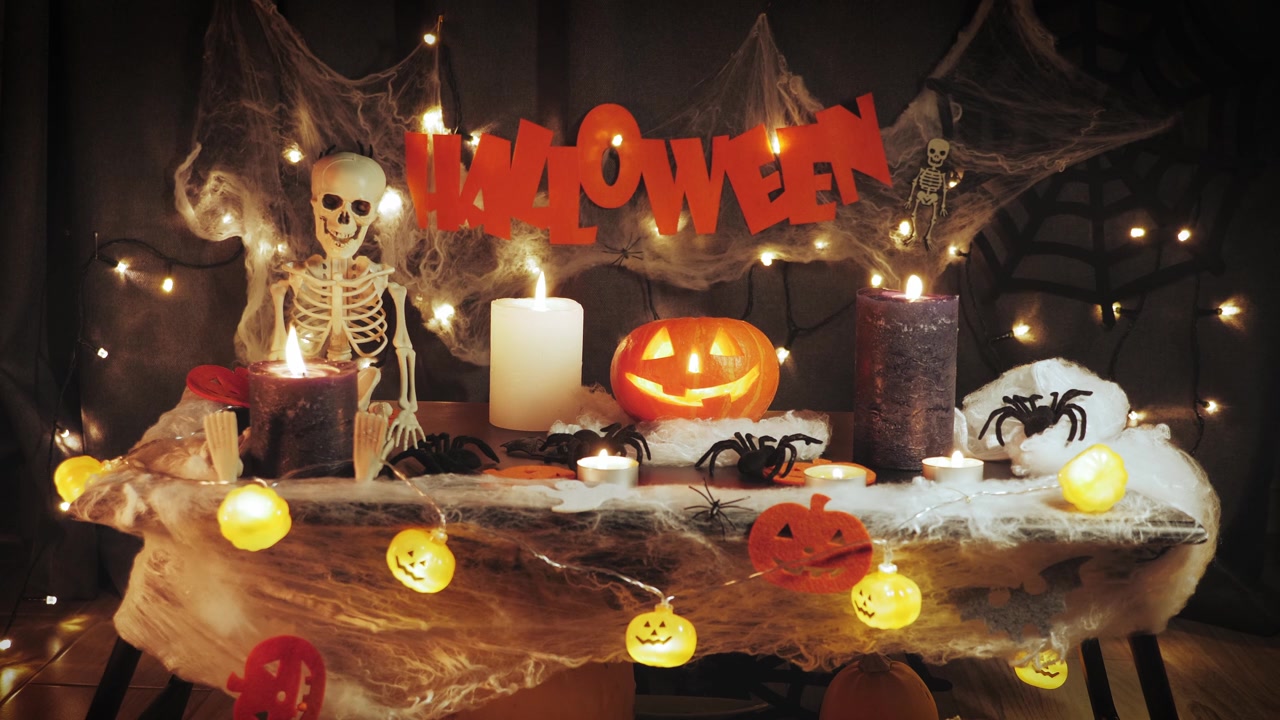 詳情圖-萬圣節(jié)的背景。慶祝萬圣節(jié)快樂。雕刻萬圣節(jié)南瓜燈的背景。萬圣節(jié)裝飾。傳統(tǒng)的萬圣節(jié)恐怖符號(hào)