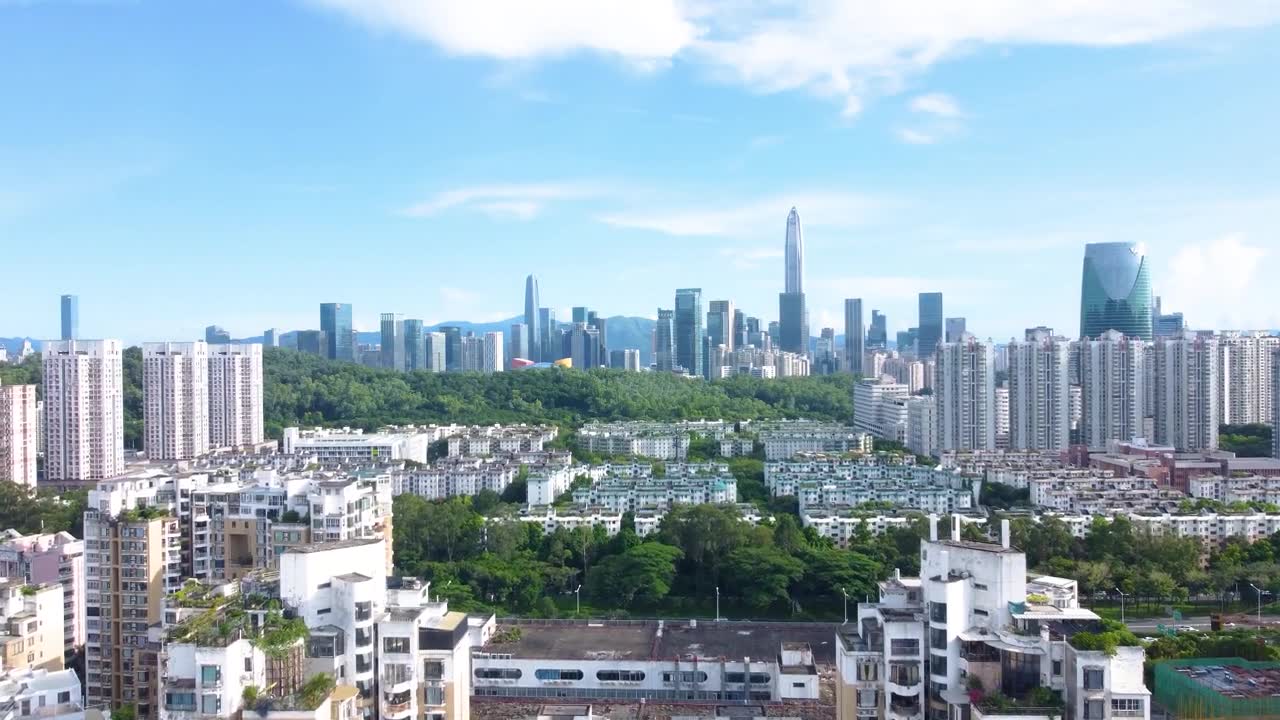 詳情圖-無(wú)人機(jī)航拍通過(guò)深圳福田居民區(qū)俯瞰福田CBD和蓮花山公園
