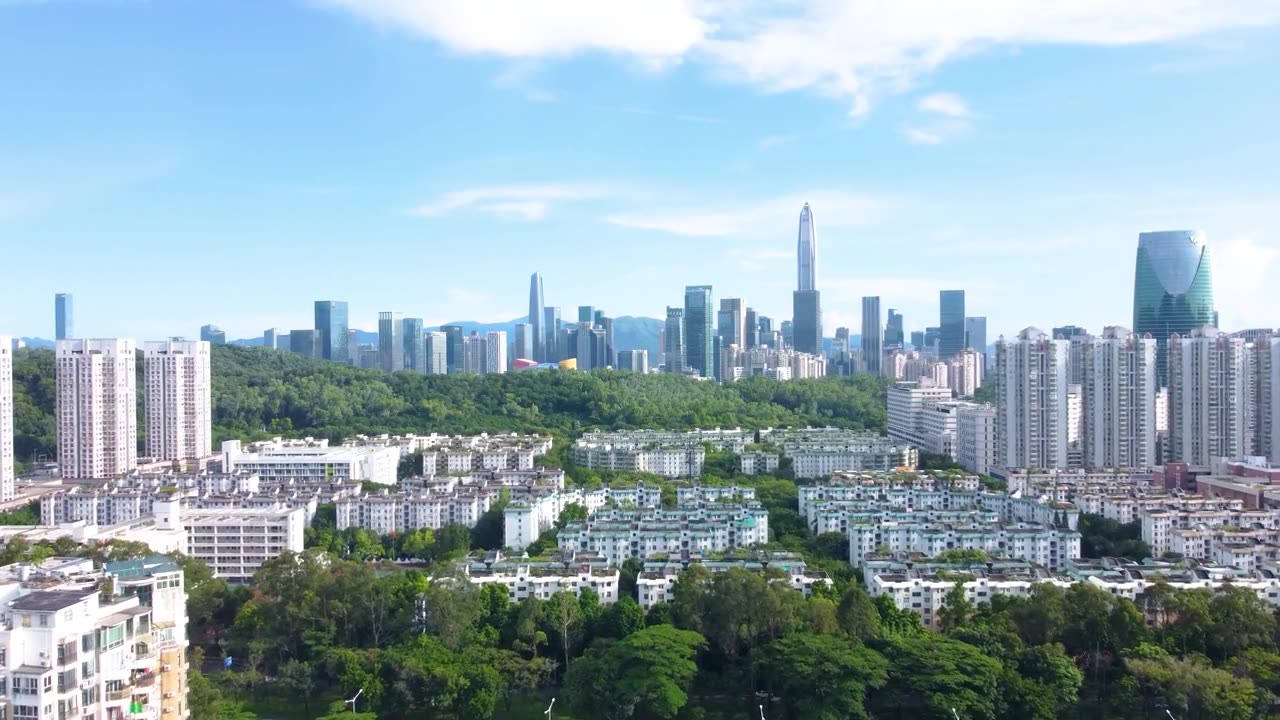 詳情圖-無(wú)人機(jī)航拍通過(guò)深圳福田居民區(qū)俯瞰福田CBD和蓮花山公園