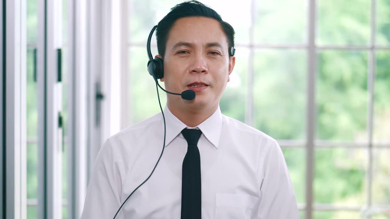 POV亚洲青年商人，呼叫中心，客服视频电话会议