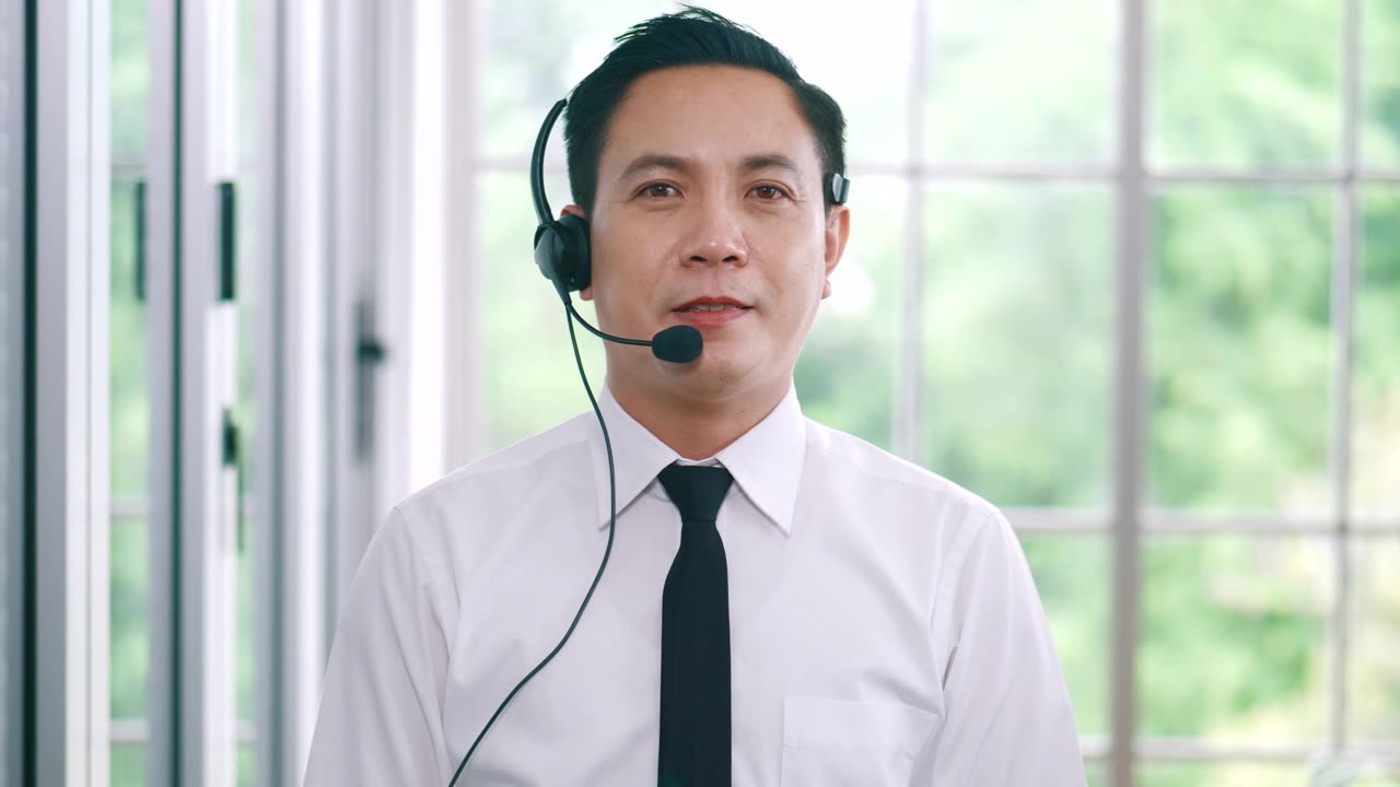 詳情圖-POV亞洲青年商人，呼叫中心，客服視頻電話會議