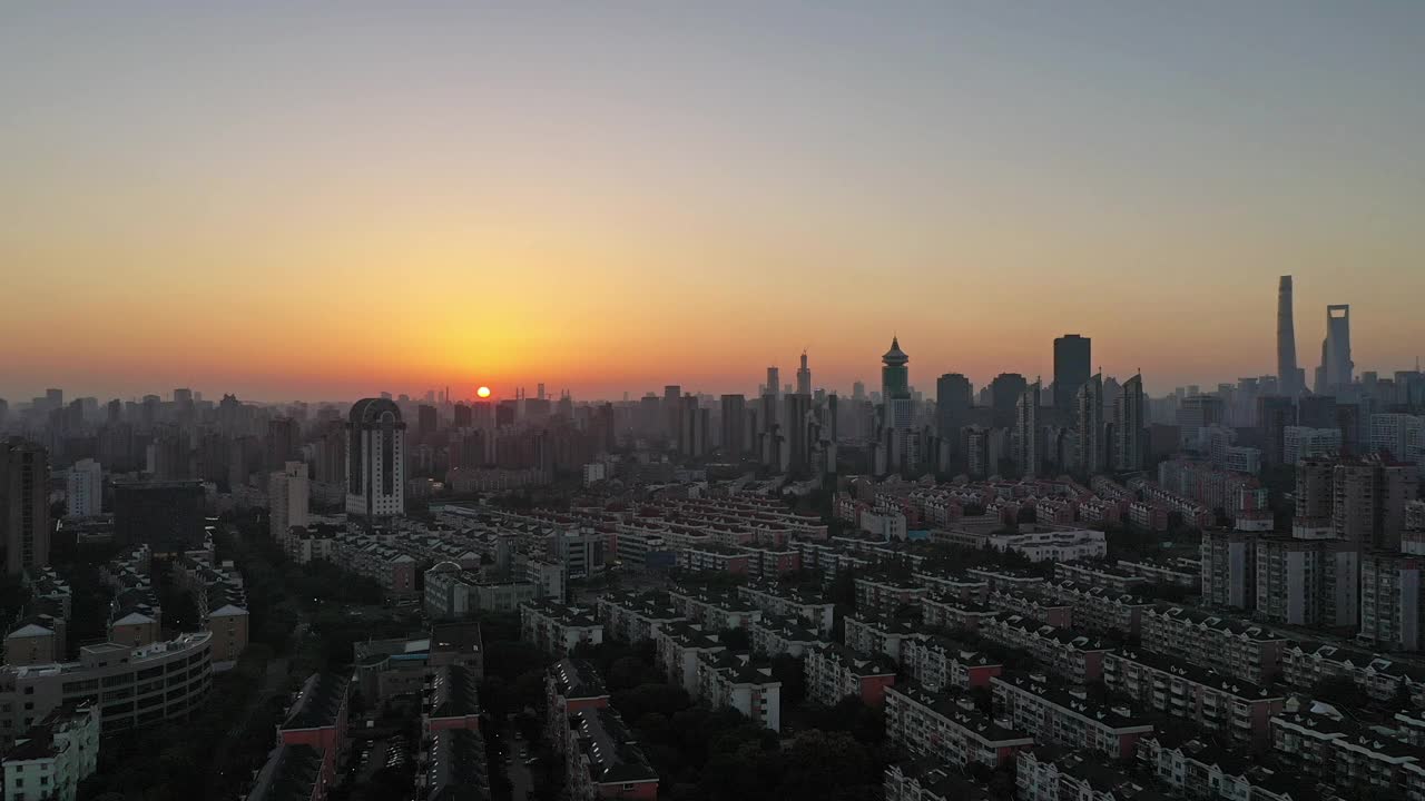 实时/空中视图的上海市中心在黄昏