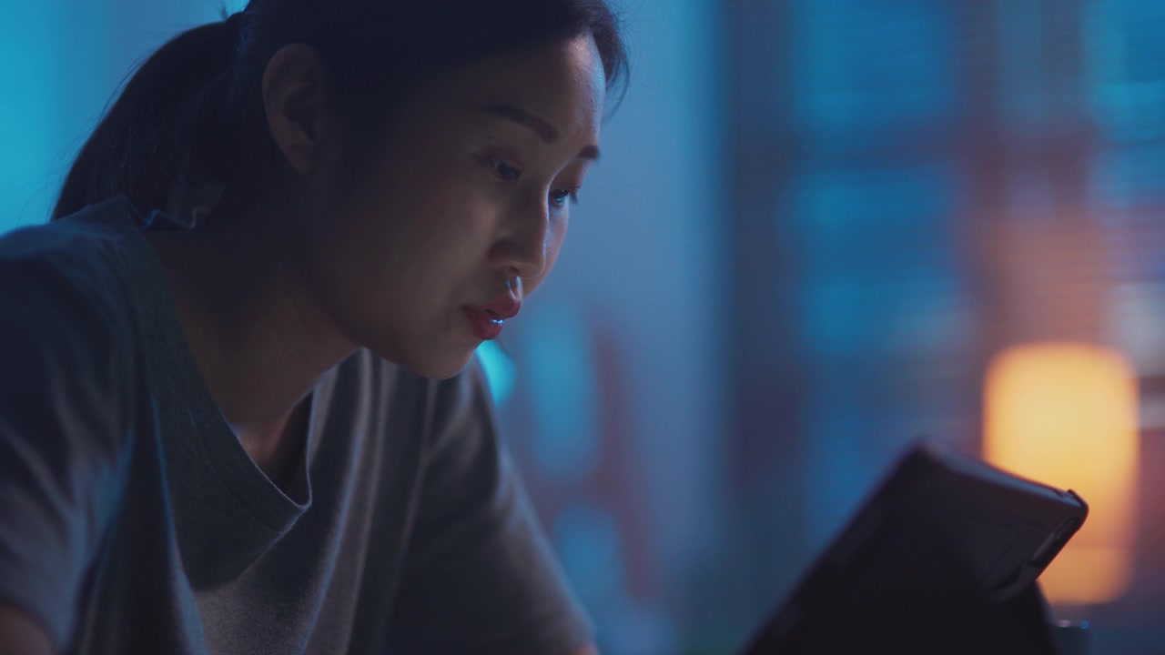 详情图-年轻的亚洲女性晚上用数码平板电脑看网络电视