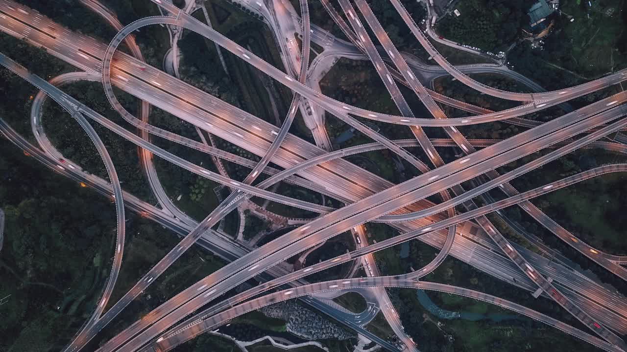 高架橋的空中鳥瞰圖和繁忙的交通在夜間