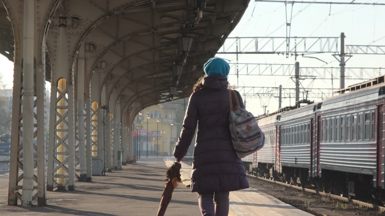 女人在火车站站台上行走