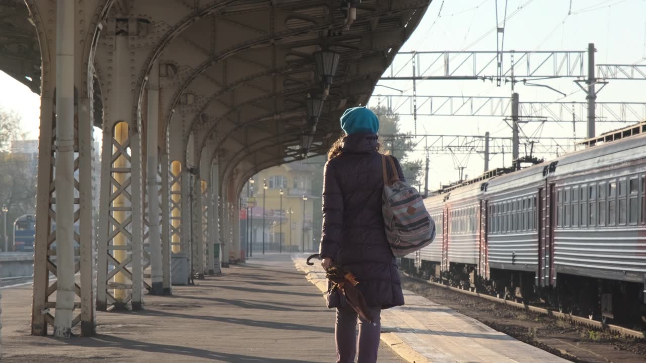 詳情圖-女人在火車站站臺上行走