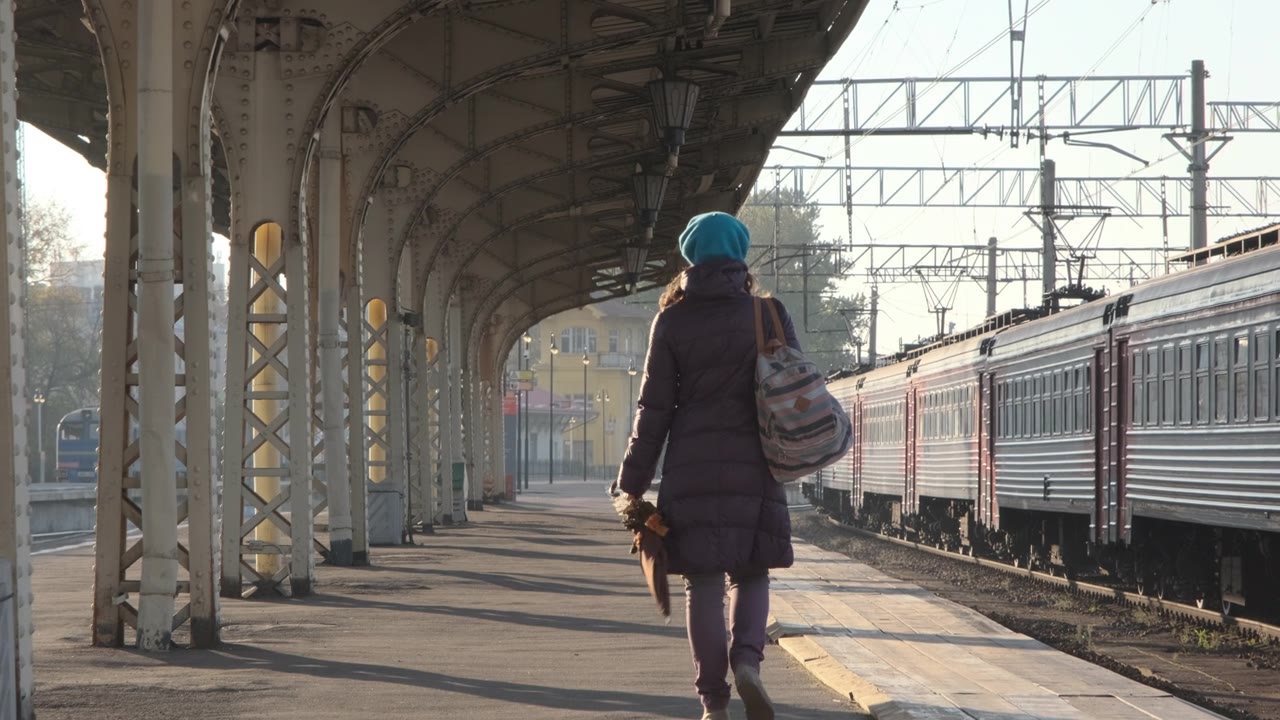 詳情圖-女人在火車站站臺上行走